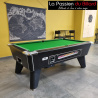 Billard blackball Oméga noir 2.0 avec monnayeur installé dans un hôtel.