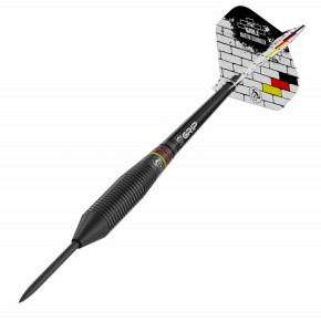 Détail de la fléchette BULL’S Martin Schindler en laiton noir avec pointe acier.