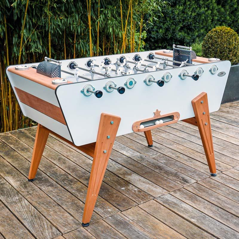 Baby-foot extérieur Stella blanc avec finitions moabi, design élégant et ultra résistant pour le jardin.