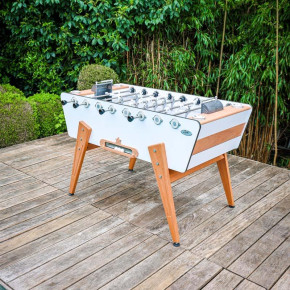 Baby-foot Stella Champion blanc installé dans le jardin – Design, solidité et convivialité.