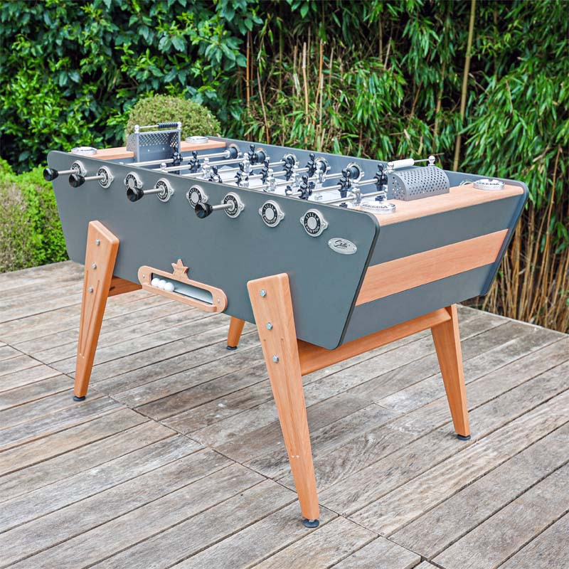 Vue d'ensemble du baby-foot Stella Outdoor Millésime Gris, design haut de gamme pour terrasse et jardin toute l'année.