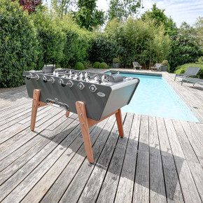 Babyfoot Stella Champion Outdoor gris anthracite installé près d'une piscine, parfait pour les extérieurs modernes.