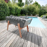 Babyfoot Stella Champion Outdoor gris anthracite installé près d'une piscine, parfait pour les extérieurs modernes.