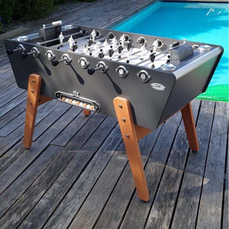 Design élégant et intemporel du Stella Champion Outdoor gris, avec pieds moabi et descente de balle Stella.