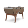 Vue d’angle du baby-foot Stella Outdoor Taupe, robustesse et charme sixties.