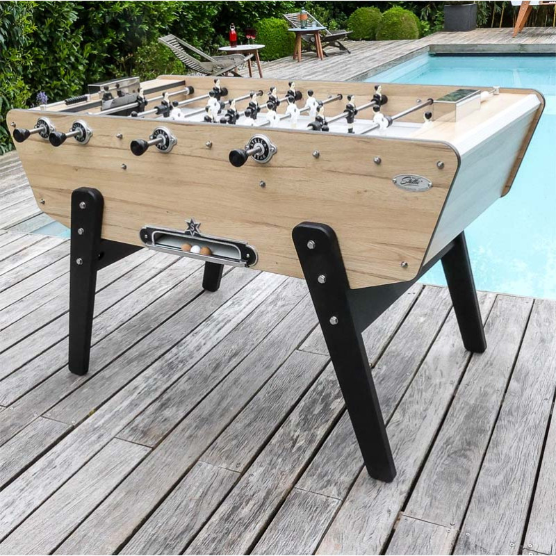 Baby-foot Stella-Star Outdoor Effet Chêne installé au bord d'une piscine.