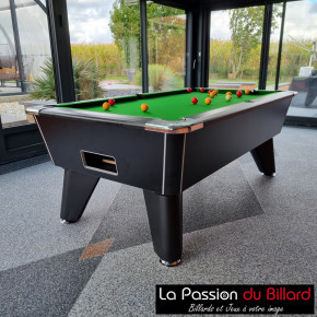 Billard installer dans une véranda, modèle Omega noir tapis vert.